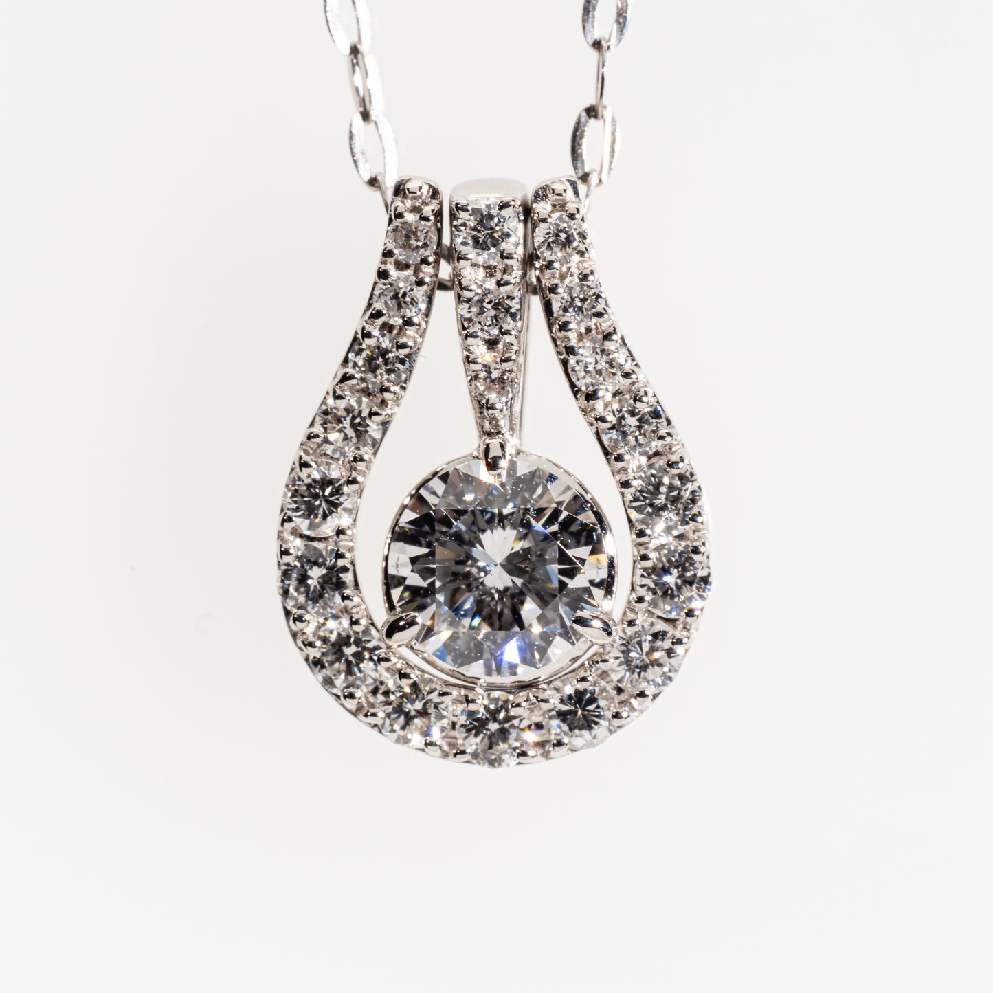 ダイヤモンド0.304ct メレダイヤモンド 0.18ct / 0.02ct Pt950 ホースシューネックレス