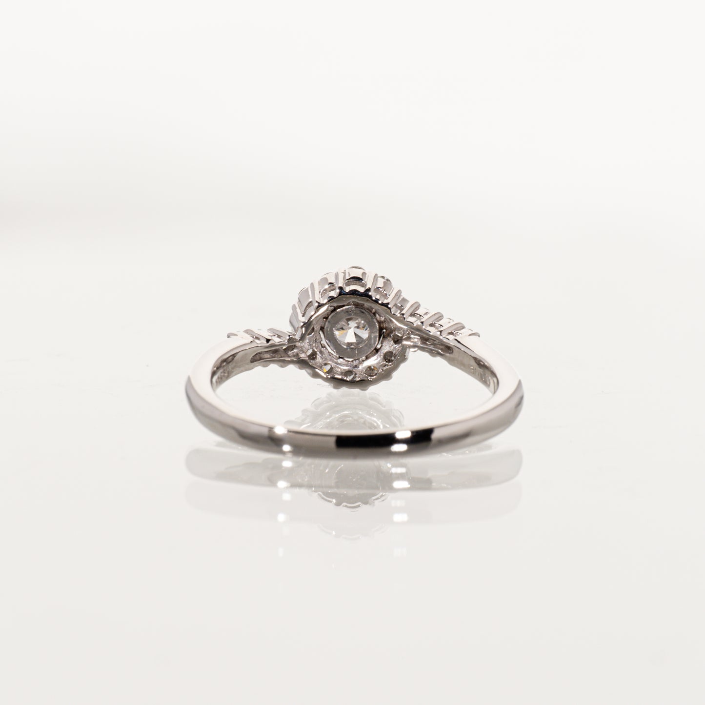 ダイヤモンド0.251ct メレダイヤモンド0.19ct Pt900 ヘイローリング