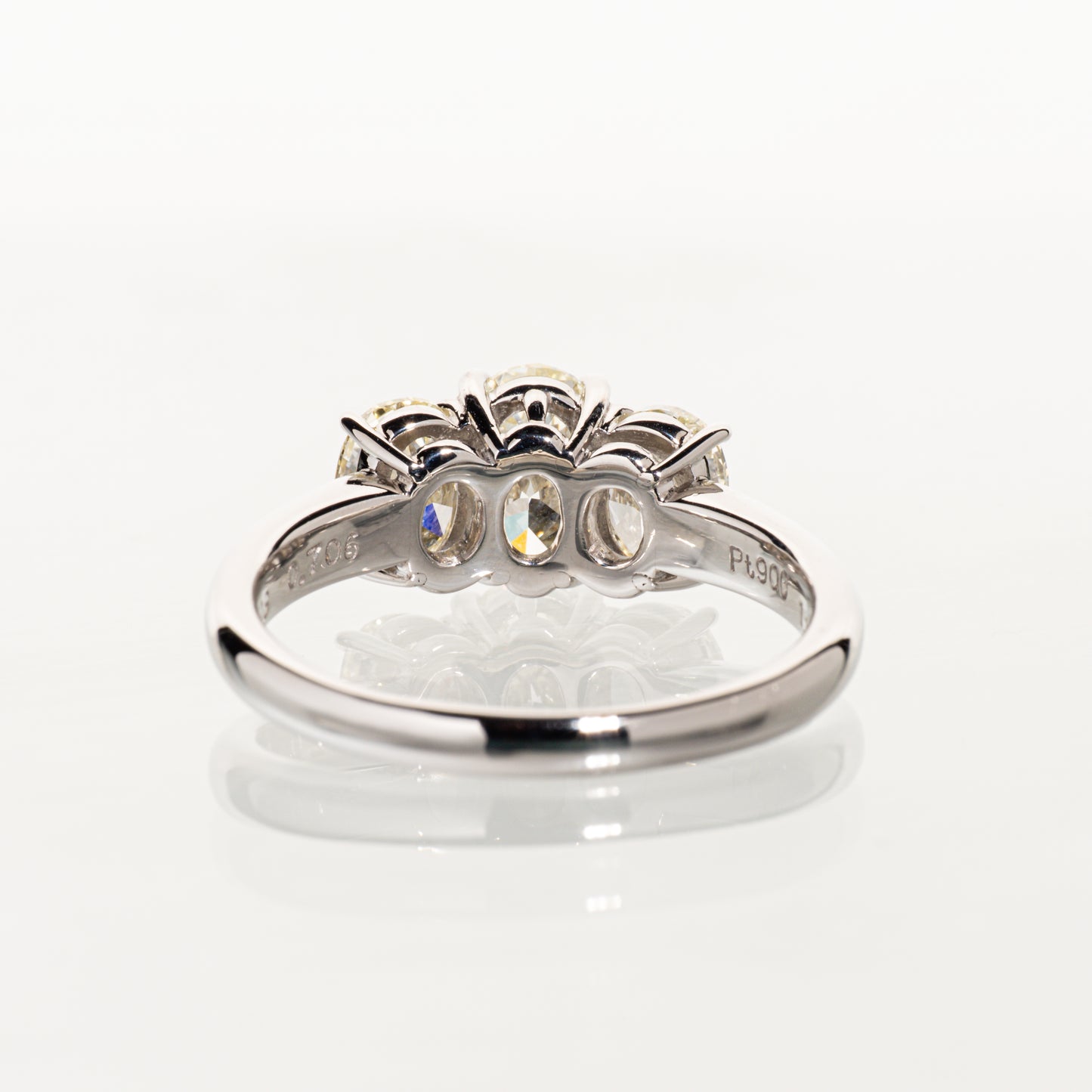 オーバルカットダイヤモンド2.546ct Pt900 トリロジーリング