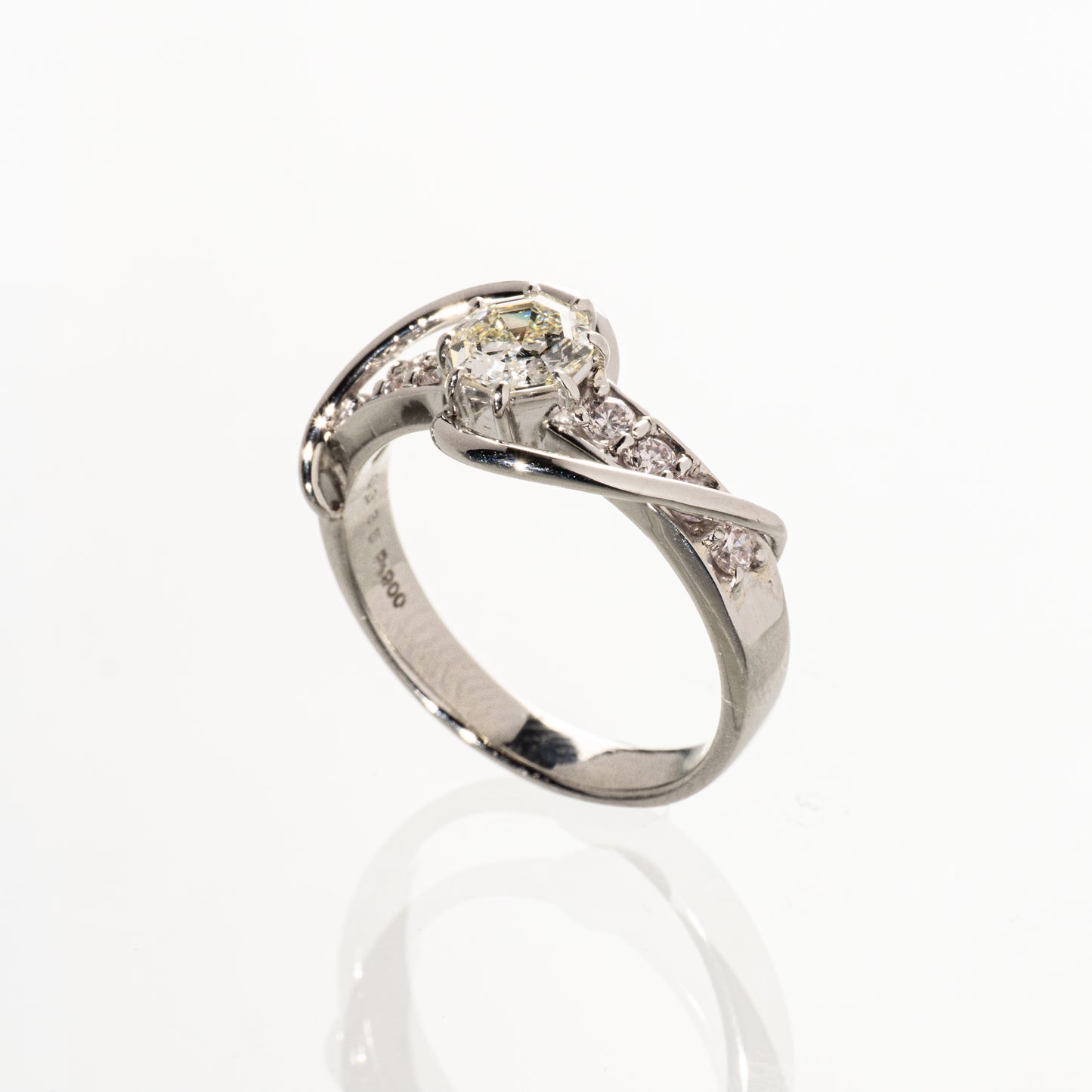 オクタゴンカットダイヤモンド0.621ct メレダイヤモンド0.335ct Pt900 リング