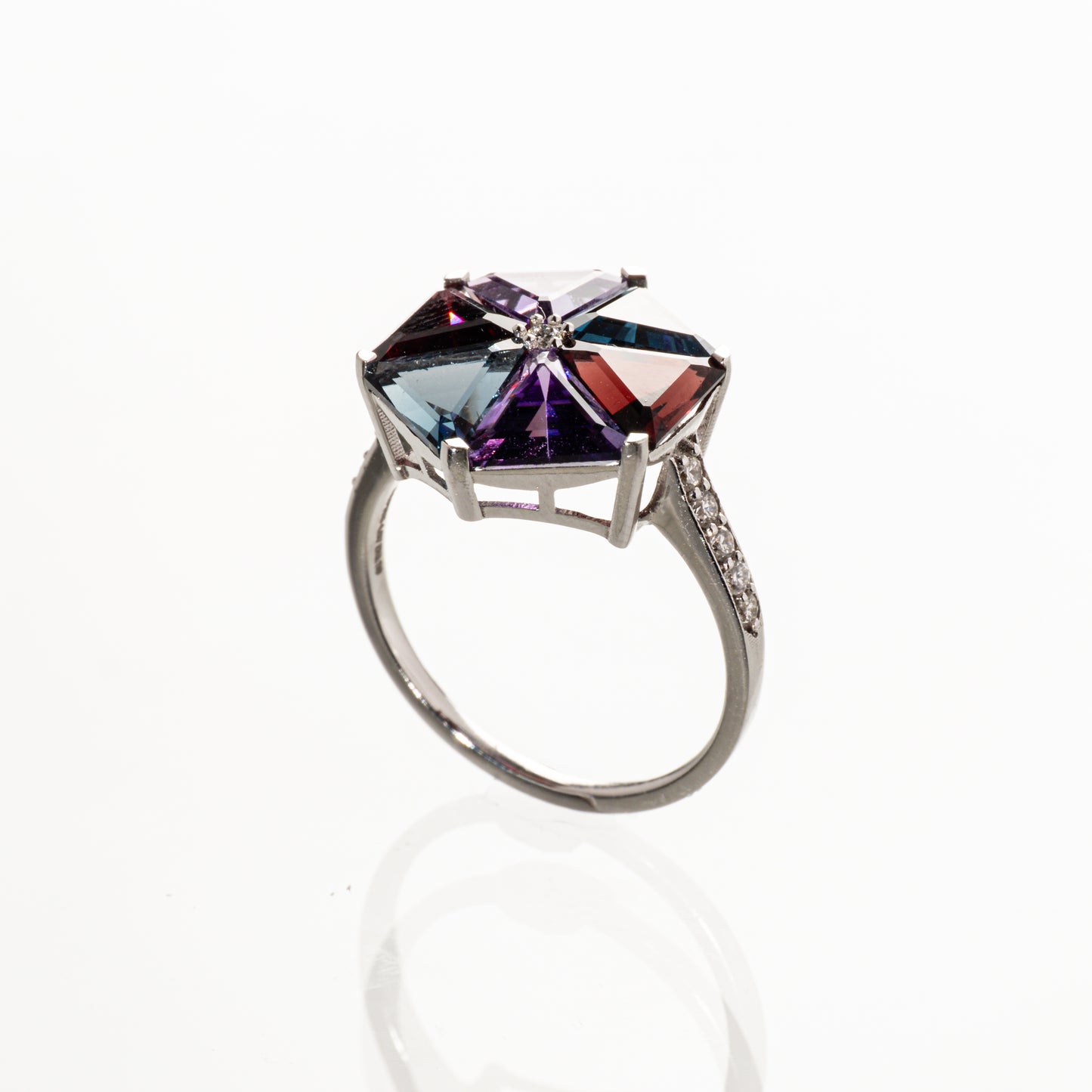 マルチカラーストーン4.67ct ダイヤモンド0.16ct K18WG カクテルリング