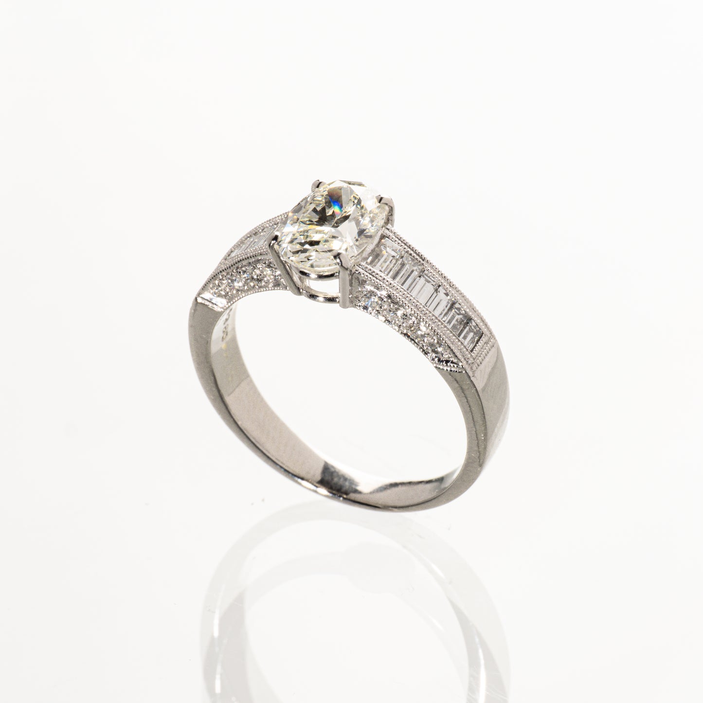 オーバルカットダイヤモンド1.280ct メレダイヤモンド0.695ct Pt950 リング