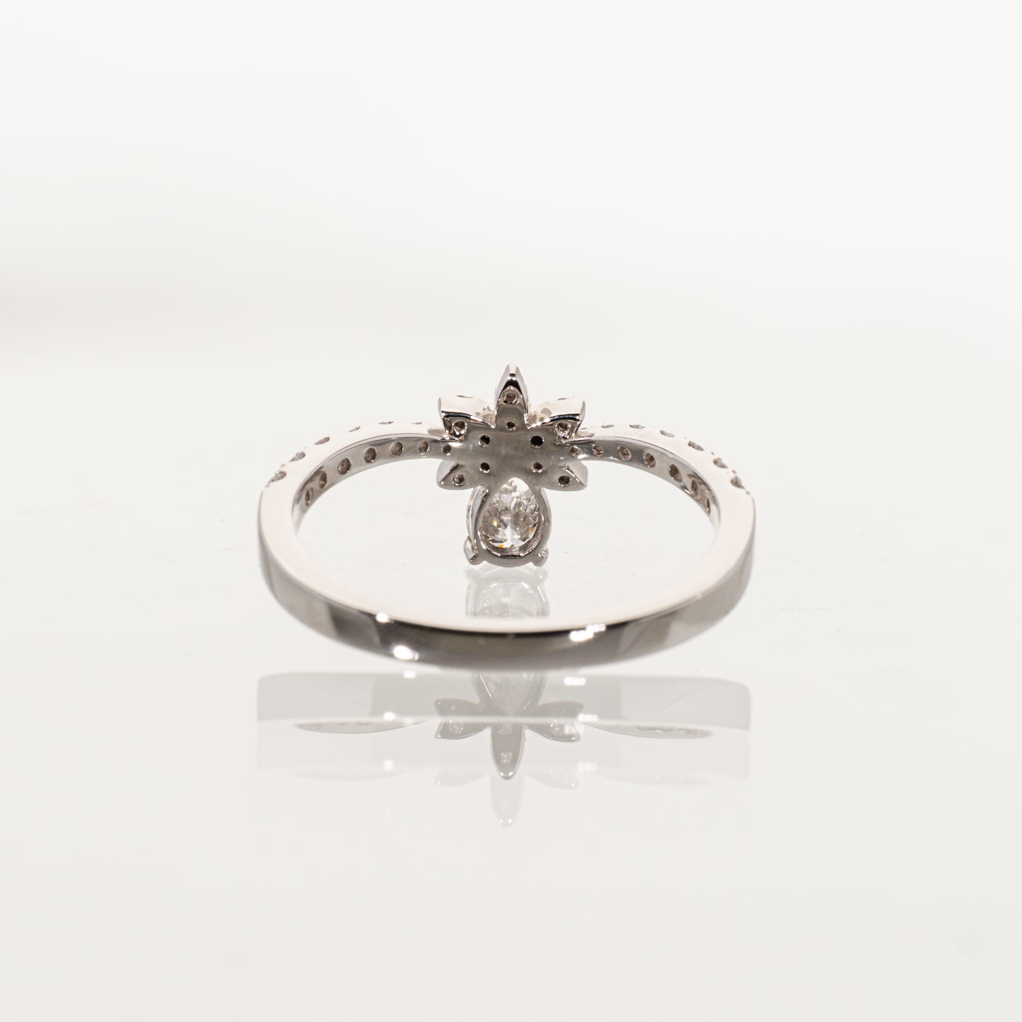 ペアシェイプダイヤモンド0.248ct メレダイヤモンド0.20ct Pt950 ウェーブリング
