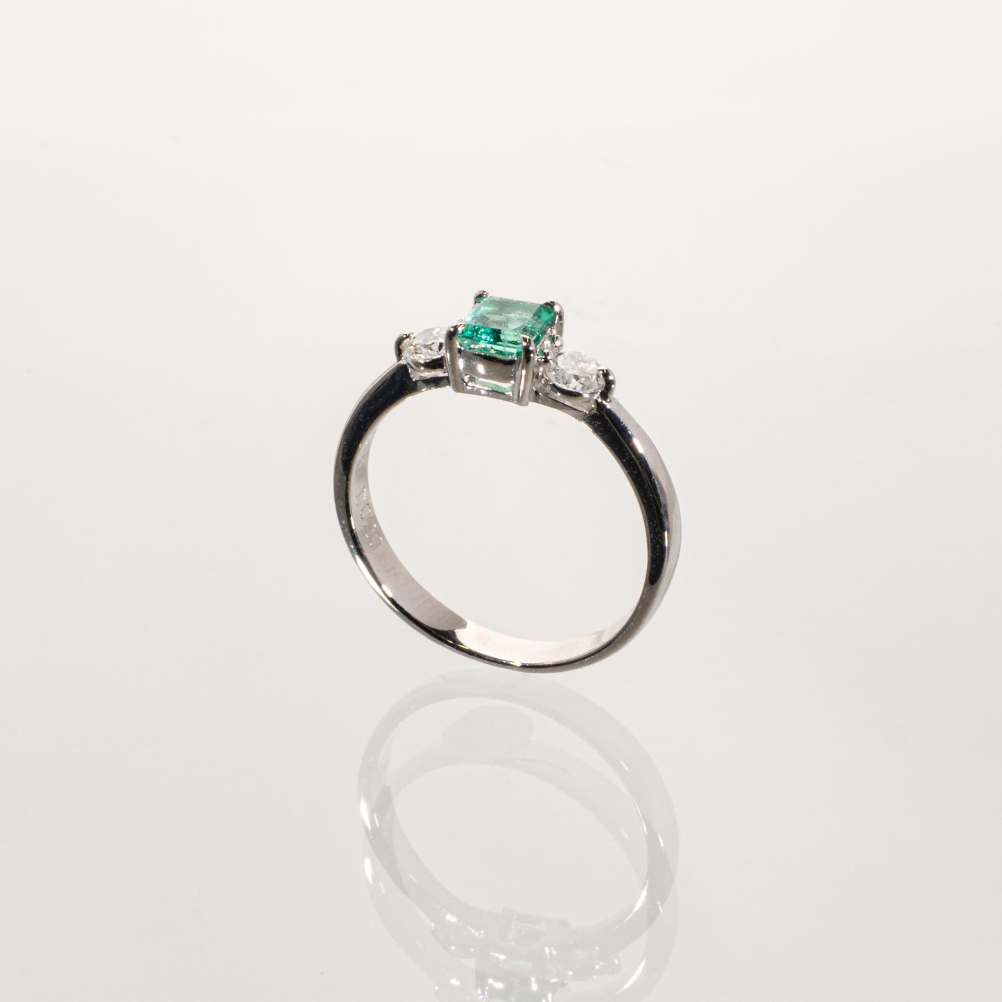 エメラルド0.35ct ダイヤモンド0.20ct Pt900 リング