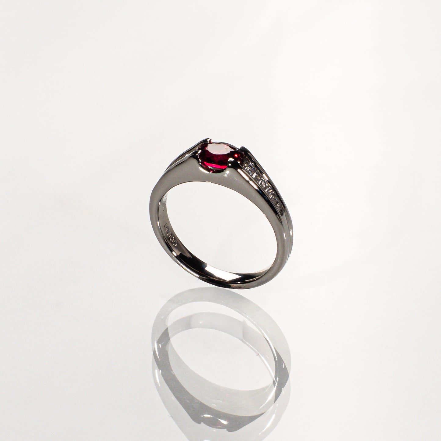 レッドスピネル0.68ct ダイヤモンド0.26ct Pt900 リング