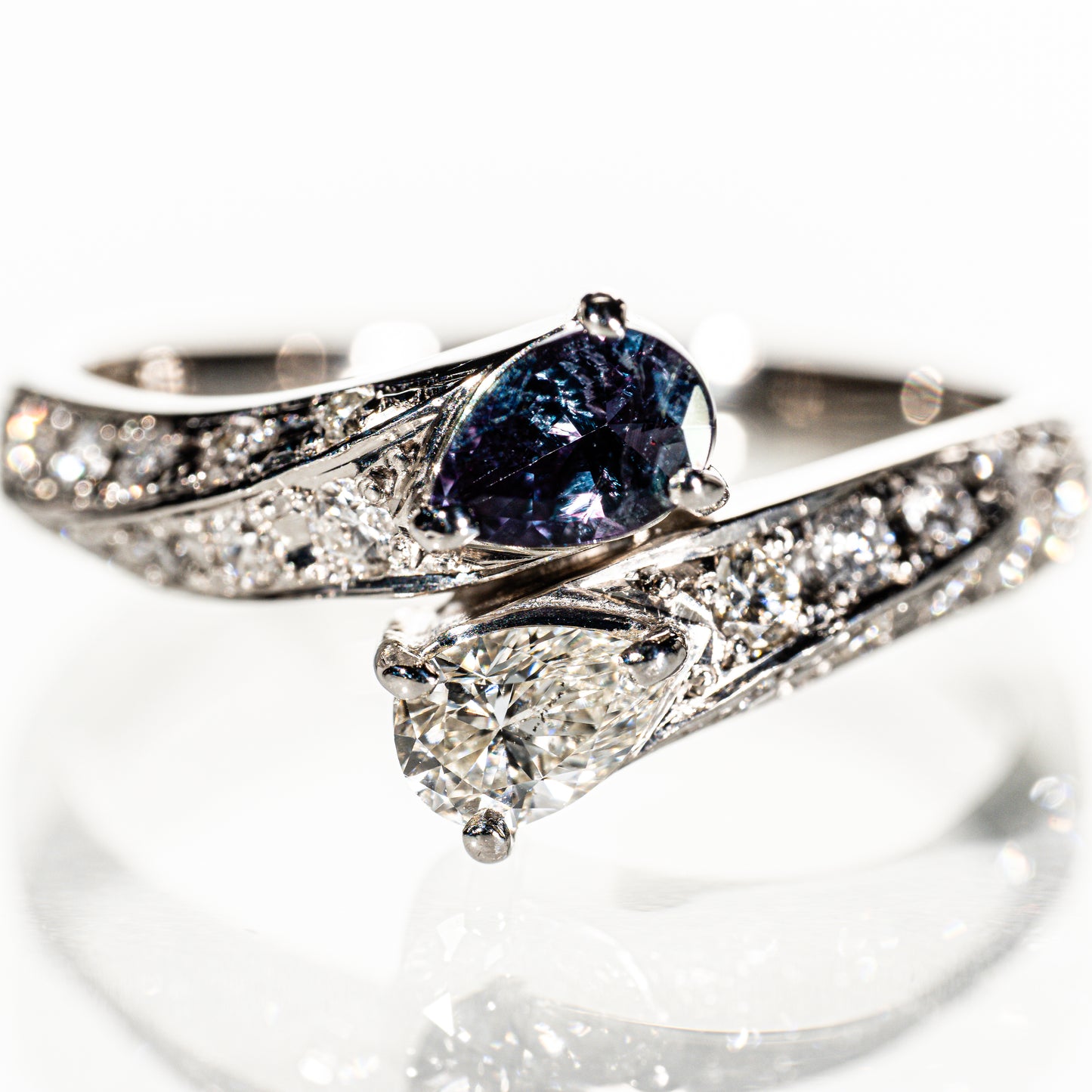 ブラジル産アレキサンドライト0.34ct ペアシェイプダイヤモンド0.25ct メレダイヤモンド0.31ct Pt900 リング