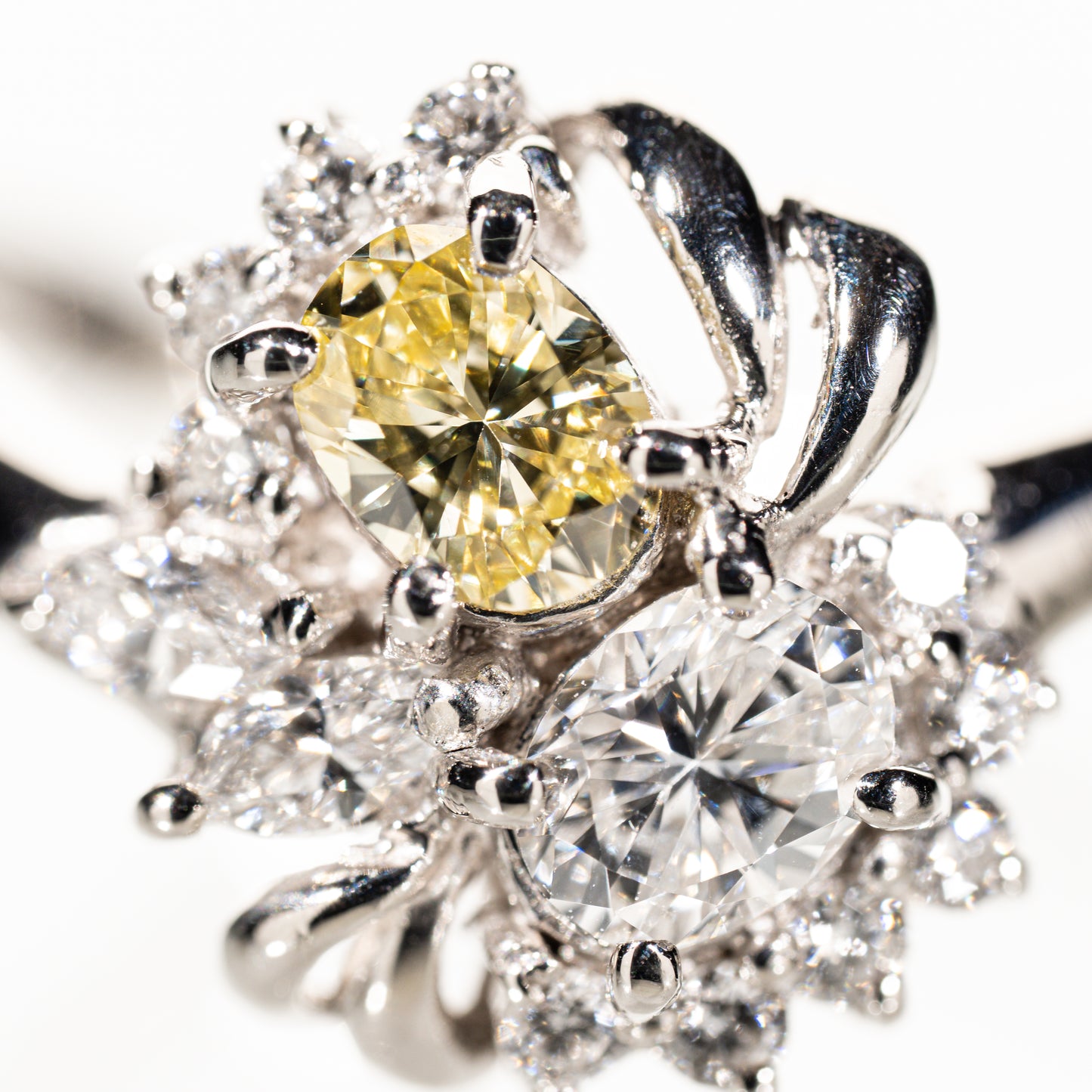 ファンシーイエローダイヤモンド0.231ct オーバルダイヤモンド0.275ct メレダイヤモンド0.22ct Pt900 リング