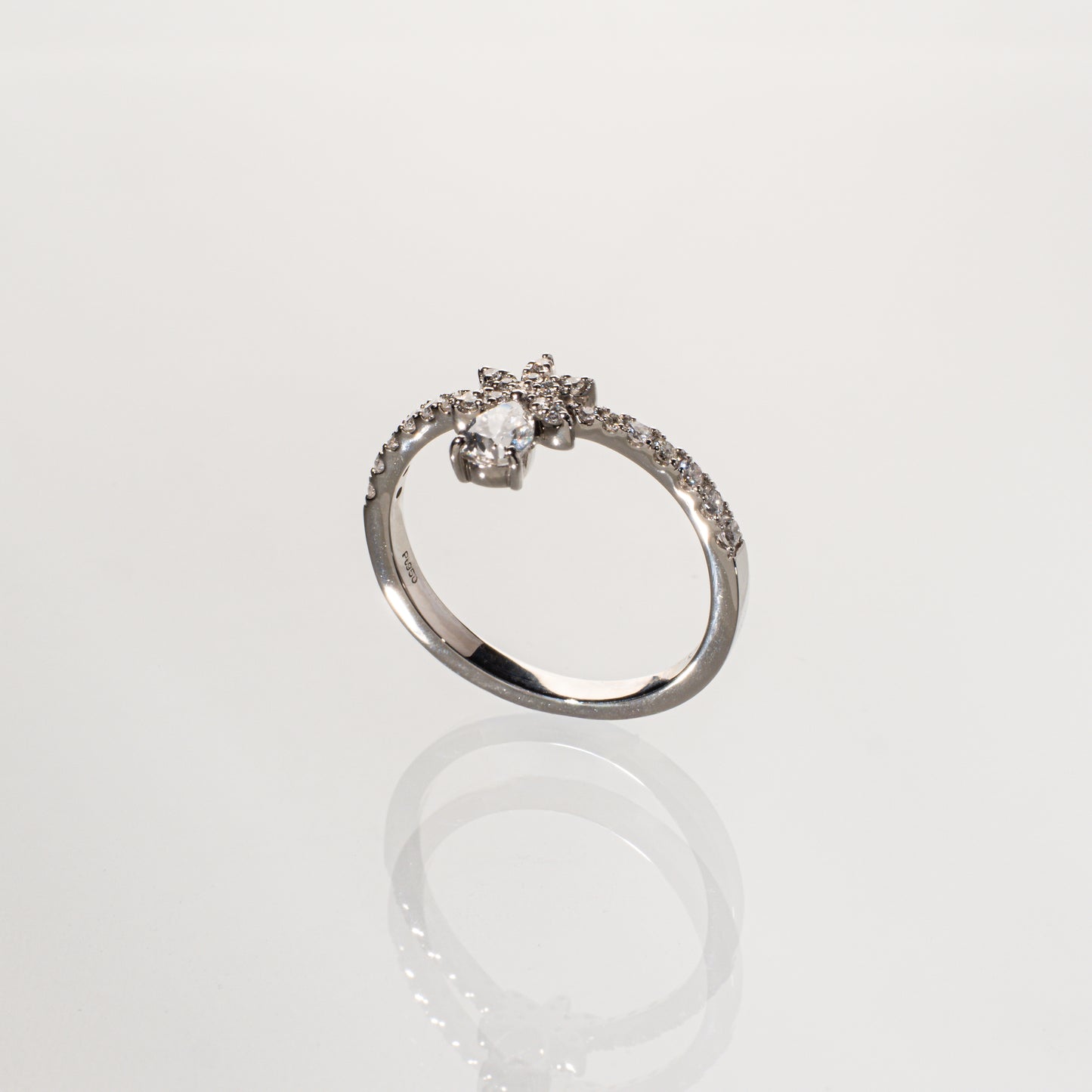 ペアシェイプダイヤモンド0.248ct メレダイヤモンド0.20ct Pt950 ウェーブリング