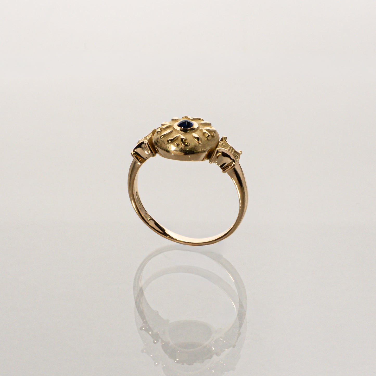 CELINE カボションサファイア0.12ct K18イエローゴールド ロゴモチーフリング