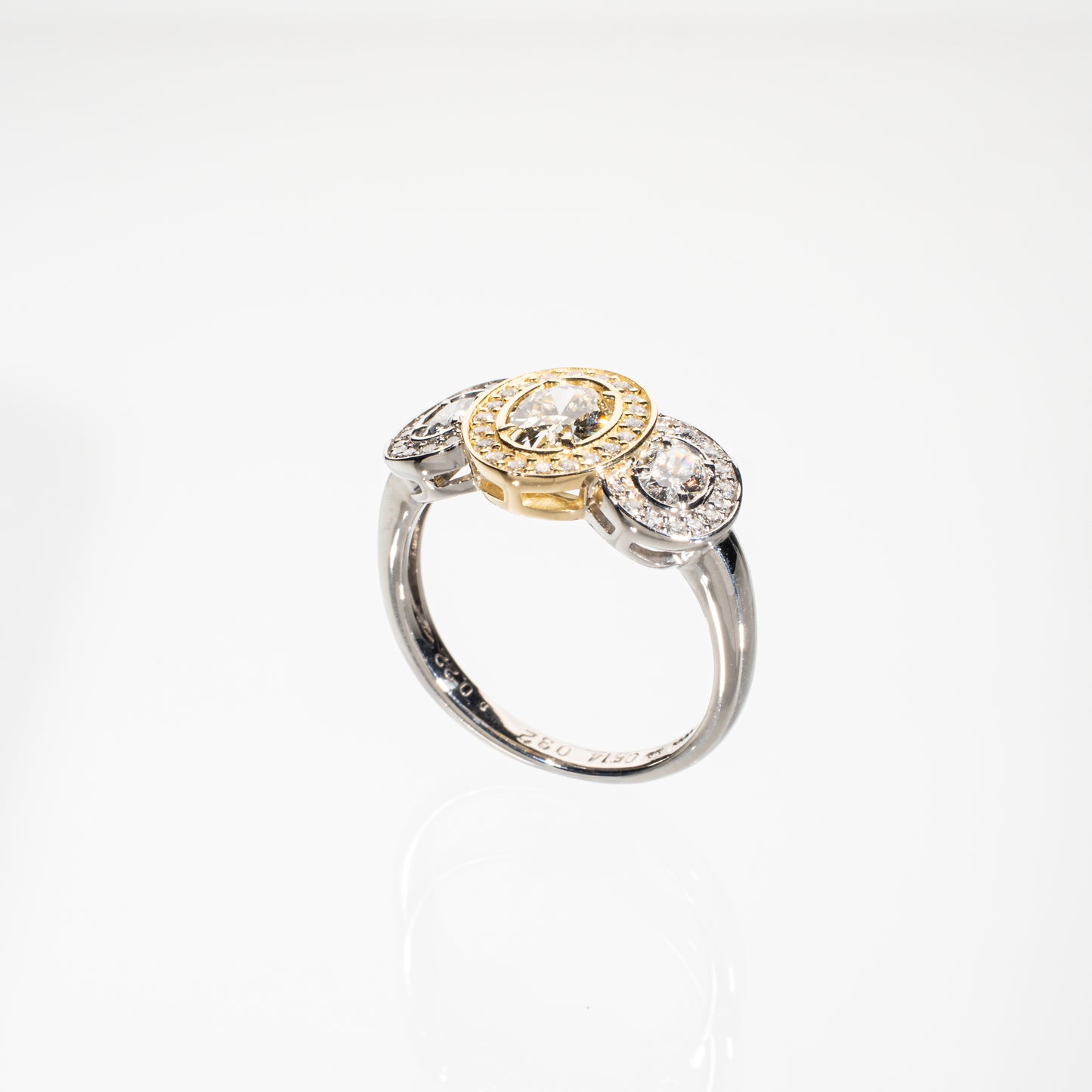 オーバルシェイプダイヤモンド0.834ct メレダイヤモンド0.22ct K18/PT900 スリーストーンヘイローリング
