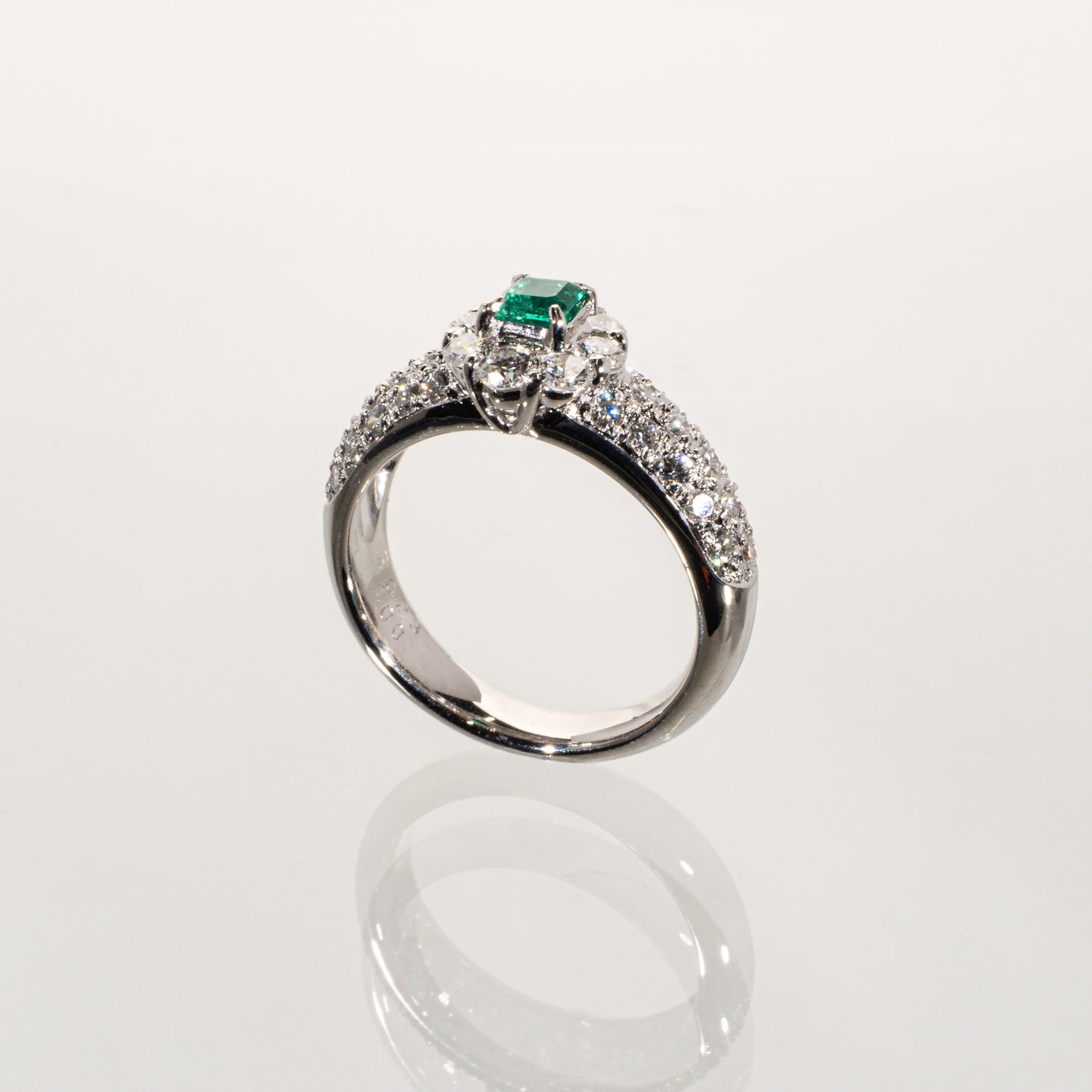 エメラルド0.23ct ダイヤモンド1.00ct Pt900 パヴェリング