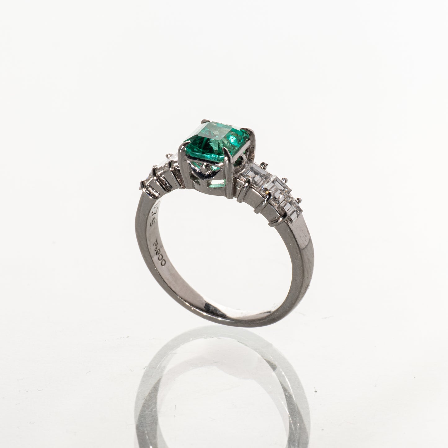 エメラルド0.79ct ダイヤモンド0.54ct Pt900 リング