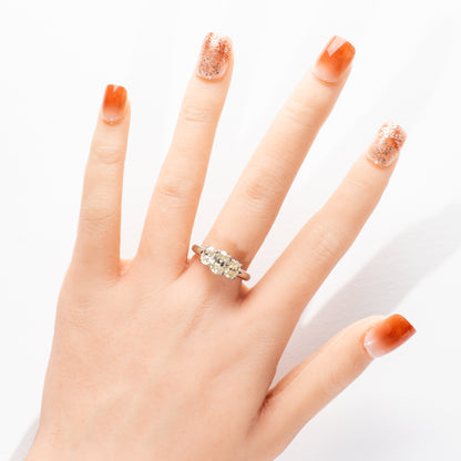 オーバルカットダイヤモンド2.546ct Pt900 トリロジーリング