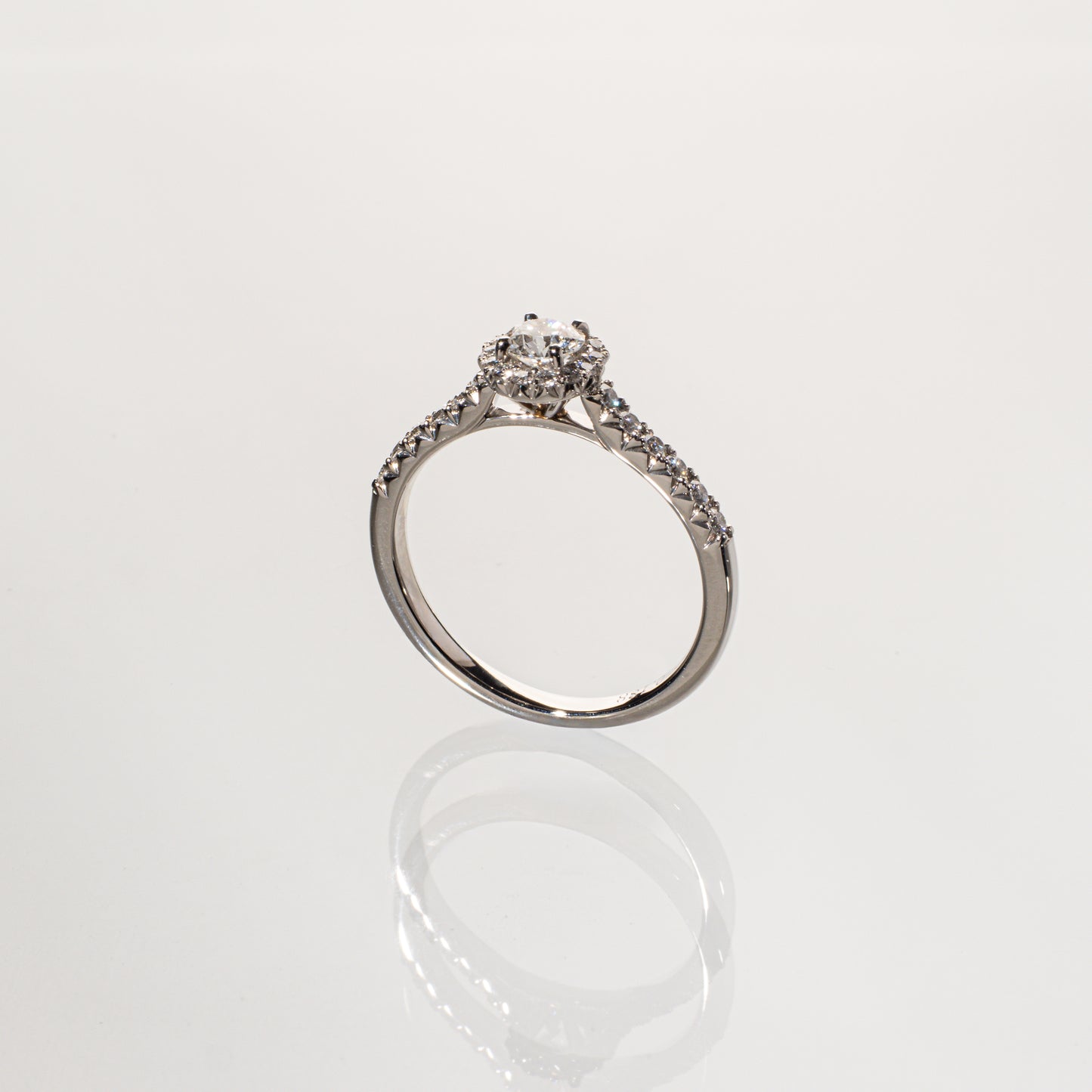 DIAMOND SHIRAISHI ダイヤモンド0.230ct メレダイヤモンド0.188ct Pt950 ヘイローリング