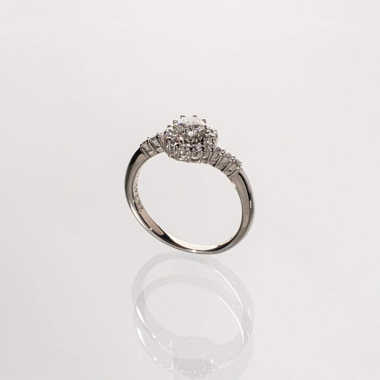 ダイヤモンド0.251ct メレダイヤモンド0.19ct Pt900 ヘイローリング