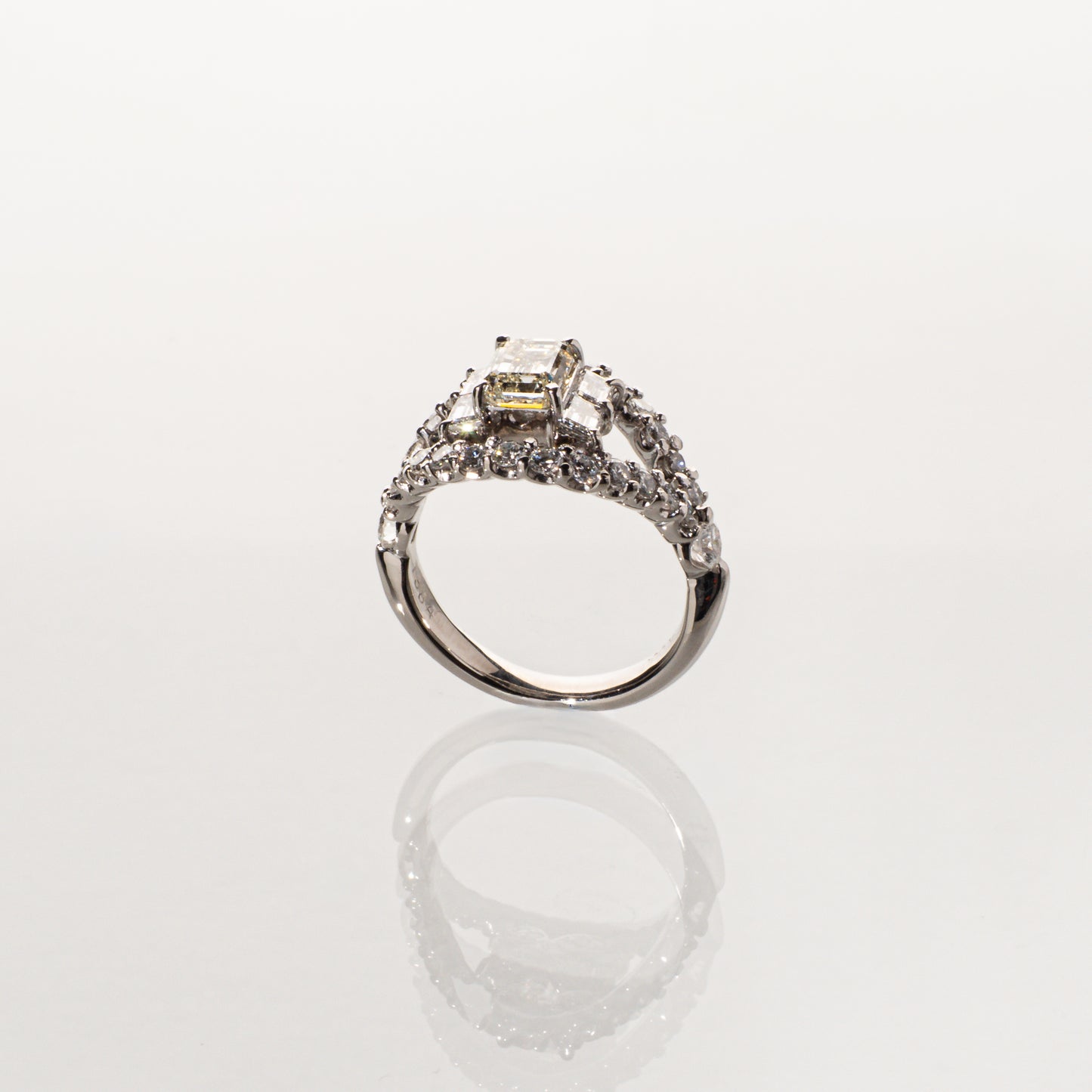 エメラルドカットダイヤモンド1.009ct メレダイヤモンド1.384ct Pt900 リング