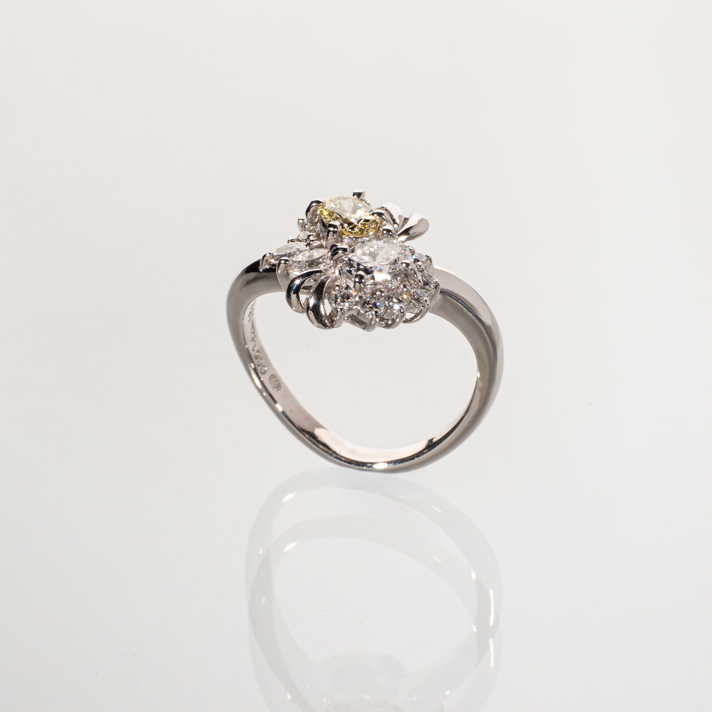 ファンシーイエローダイヤモンド0.231ct オーバルダイヤモンド0.275ct メレダイヤモンド0.22ct Pt900 リング