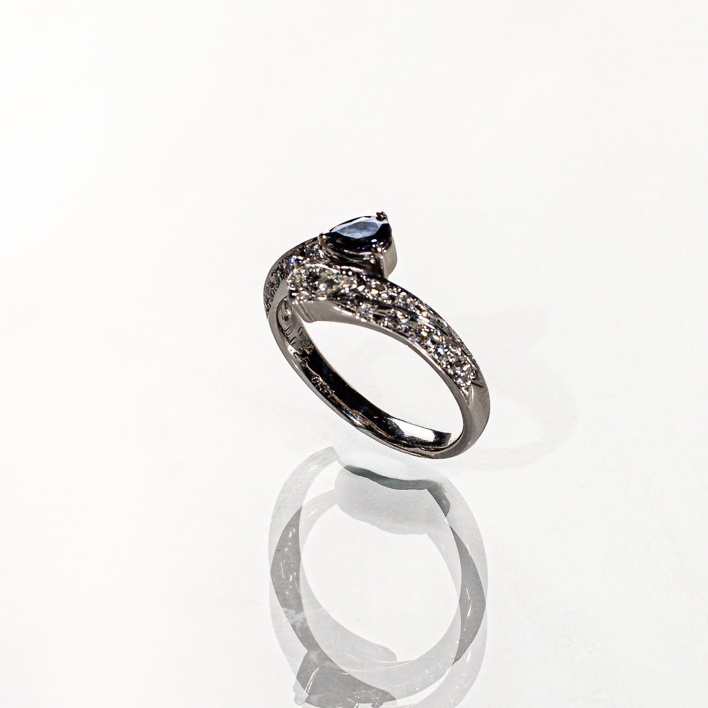 ブラジル産アレキサンドライト0.34ct ペアシェイプダイヤモンド0.25ct メレダイヤモンド0.31ct Pt900 リング