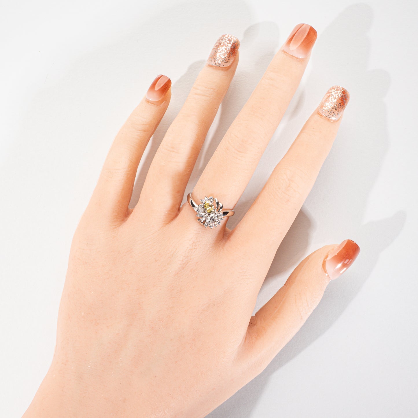 ファンシーイエローダイヤモンド0.231ct オーバルダイヤモンド0.275ct メレダイヤモンド0.22ct Pt900 リング