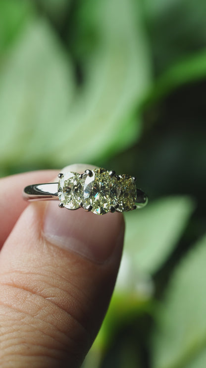 オーバルカットダイヤモンド2.546ct Pt900 スリーストーンリング
